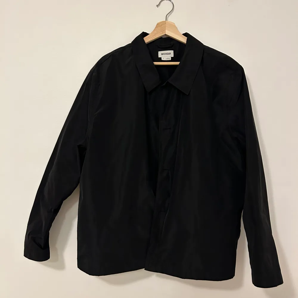 Georg Overshirt från Weekday i blankt material. Superfin men endast använd ett par gånger pga för liten i storleken. Finns i Stockholm men kan skickas.  Nypris ca 500kr.  . Skjortor.