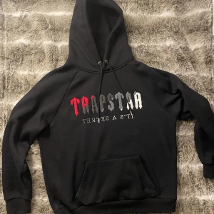 Trapstar Hoodie - - Trapstar Hoodie i storlek L  - Helt oanvänd ✅ Pris kan diskuteras; tar Swish 💸✅ 