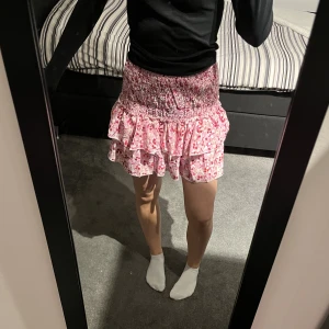 Kjol - Sommarkjol från SHEIN som aldrig är använd och därför i väldigt bra skick. Är i storlek XS men passar även en S-M också då den är väldigt stretchig i midjan. Det beror oxå på hur man vill att den ska sitta.