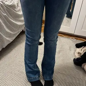 Skitsnygga Ltb fallon jeans som är mid waist/mid rise. Aldrig använda då jag köpte två storlekar men tog av lapparna på båda. Färgen är mer som första bilden  ❣️ kostade 725 och säljer för 500kr+66kr frakt 