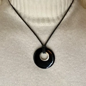 Halsband - Säljer ett halsband. Lite missfärgat men inget som syns när det är på. Köpare står för frakt💌