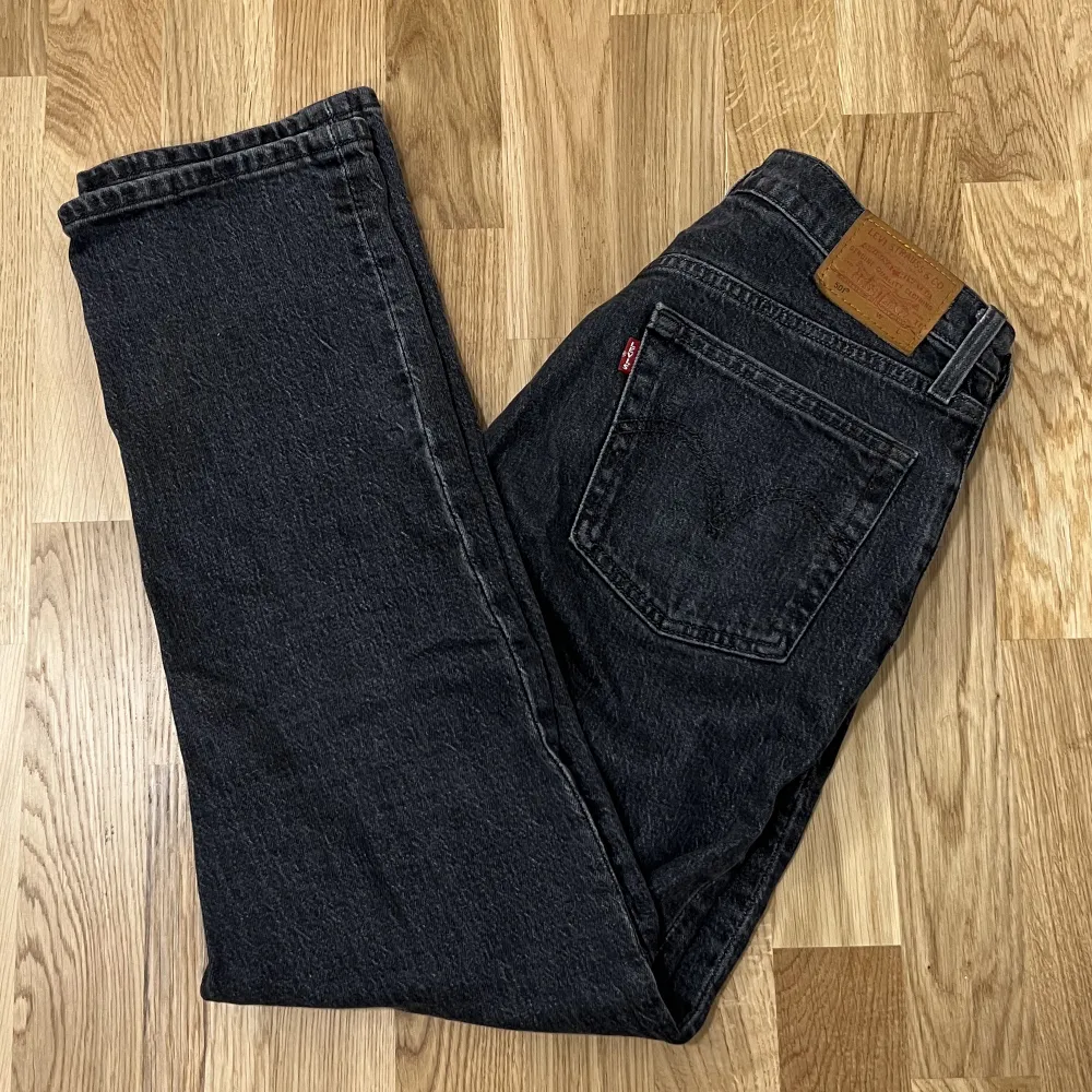 Säljer dessa mörkgråa Levi’s 501 jeans i storlek W.28 L.28 då jag inte använder dem längre💕 Sparsamt använda, inga defekter.. Jeans & Byxor.