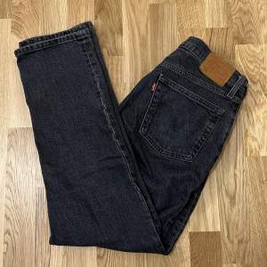 Säljer dessa mörkgråa Levi’s 501 jeans i storlek W.28 L.28 då jag inte använder dem längre💕 Sparsamt använda, inga defekter.