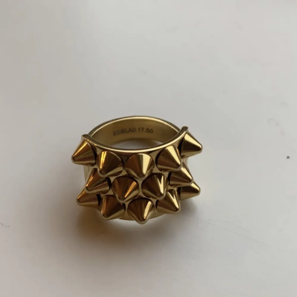 En Edblad ring som är guldig. Använd fåtal gånger och inga skador eller liknande. . Accessoarer.