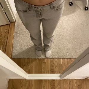 Gina Tricot Jeans  - Jätte fina low waits jeans från Gina Tricot i storlek 34. Klippta dock då de var för långa för mig jag är 170 nästan! Super fint skick väldigt få antalet gånger som jag använt byxorna💕Dm för fler bilder och/eller frågor🫶🏼Nypris 500kr!