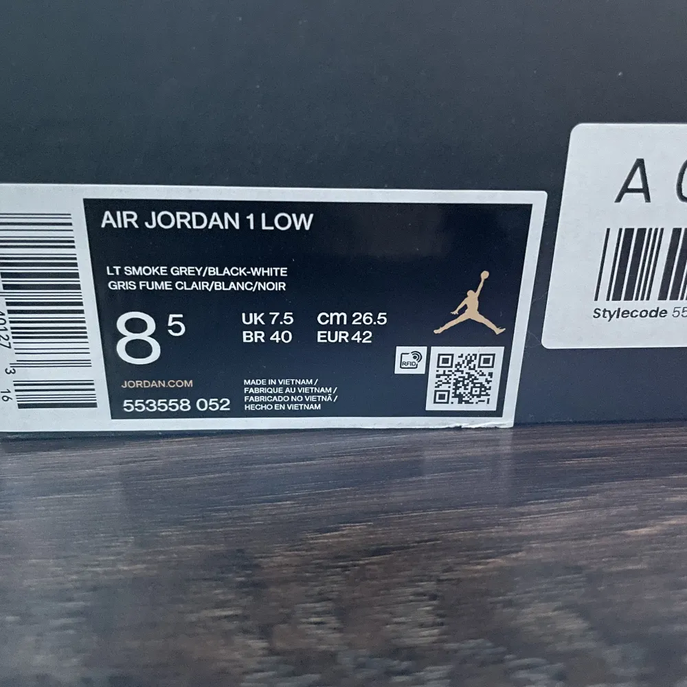 Tjena  Säljer dessa Jordan 1 low shadowtoe   Helt nya i box   1500kr (merchsweden säljer dem för 3k) . Skor.