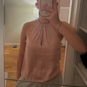 Halter neck topp - Halter neck topp i super fin rosa färg och siden material, spets på sidorna