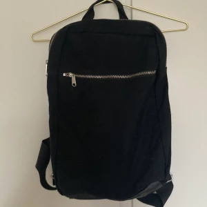 Ny svart ryggsäck från Granit - Classic stilren Granit väska, finns ej i butik längre. Aldrig använd. Orginalpris runt 500. Skickar fler bilder vid intresse. Kan mötas eller frakta. 