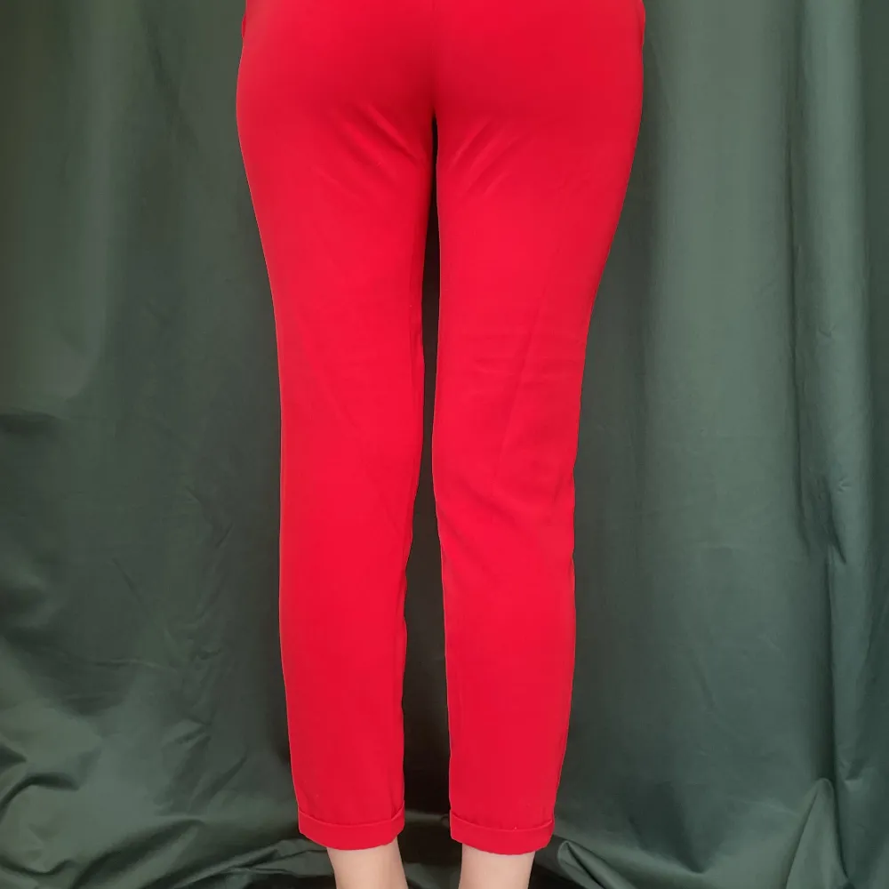 Röda kostymbyxor som är croppade vid nedre delen på vaderna.. Jeans & Byxor.