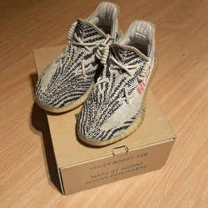 Yeezy Zebra - Säljer mina yeezy zebra då jag inte använder dom. Storlek 42 och skick 6/10. Pm för fler bilder. Pris kan diskuteras. 