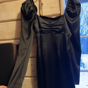 Klänning med puffarmar - Super snygg sidenklänning med puffarmar. Använd 1 gång.