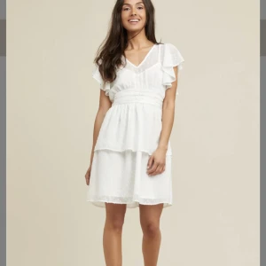 Studentklänning  - Vit klänning från Dry Lake perfekt till studenten! Nypris 1 099kr. Klänningen är aldrig använd 🌸