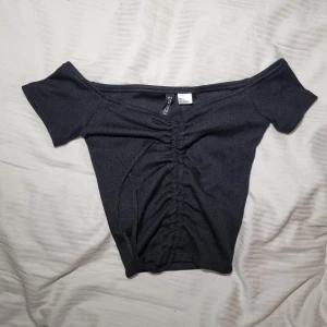 Topp - Oanvänd tröja i strl xs från H&M. Väldigt liten i strl. Nypris 199 kr. Köparen står för frakt.