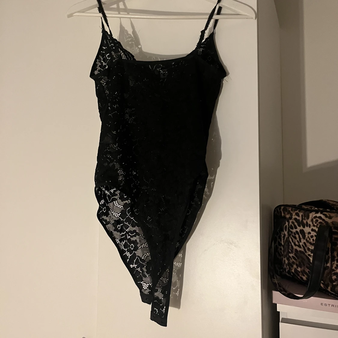 Svart spets body - 91