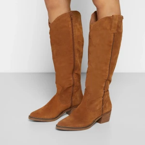 Stövlar  - Bruna stövlar / cowboy-stövlar som är som helt nya. Endast använda 2 gånger men inget som märks av. Märket är MTNG & kostar 1095 kr ny pris - mitt pris 750 kr eller godkänt bud❤️NYTT PRIS 475