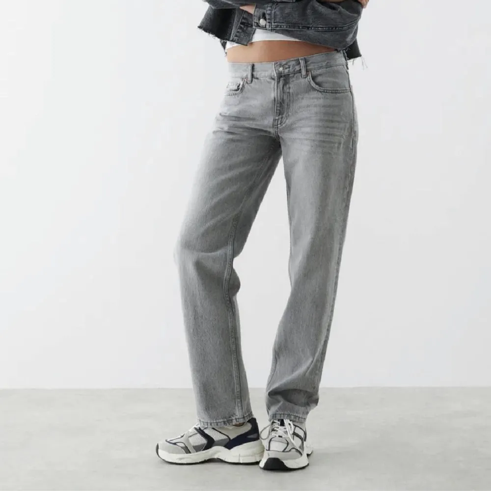 Säljer ett par Lågmidjade jeans från zara❣️som nya inget slitage eller defekter, säljer för att dem är lite stora och inte riktigt min stil. 200 + frakten (66)💘 priset kan eventuellt diskuteras vid snabb affär! (Lånad bild från tidigare ägare). Jeans & Byxor.