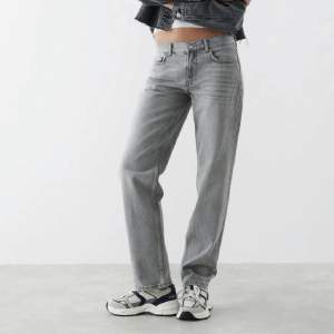 Säljer ett par Lågmidjade jeans från zara❣️som nya inget slitage eller defekter, säljer för att dem är lite stora och inte riktigt min stil. 200 + frakten (66)💘 priset kan eventuellt diskuteras vid snabb affär! (Lånad bild från tidigare ägare)
