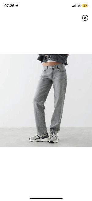 Lågmidjade jeans KAN BYTA MOT 36 - Säljer ett par Lågmidjade jeans från zara❣️som nya inget slitage eller defekter, säljer för att dem är lite stora och inte riktigt min stil. 200 + frakten (66)💘 priset kan eventuellt diskuteras vid snabb affär! (Lånad bild från tidigare ägare)