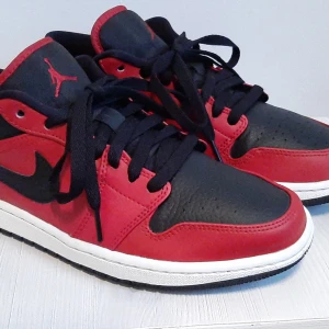 Air jordan 1 low gym red/black stl 40,5 - ÄKTA. Bild på qr-kod kan skickas. Mycket fina Air Jordan 1 low Stl 40,5  Gym red/black-white Inga skador, superfina. Någon enstaka liten noppa i bakkappan. Väldigt lite använda.  Finns i centrala Karlskrona. Kan skickas med skicka hem spårbart. Swish