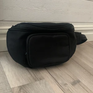 Magväska - Har aldrig använt min magväska så därför säljer jag den! Ser ut som ny🤩den har två fickor en stor och en lite mindre🫶🏻