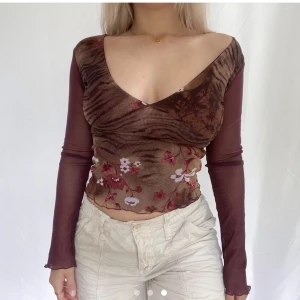 Topp - Säljer nu en av mina ovanligare vintage föremål. Väldigt vacker topp som passar perfekt till sommaren🌸 I gott skick och härlig passform. Börjar från 350kr (Två första bilderna är lånade från förra säljaren)