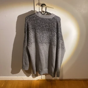 Tröja - Har aldrig använts. har glitter på sinna axlar( så snygg men e för stor