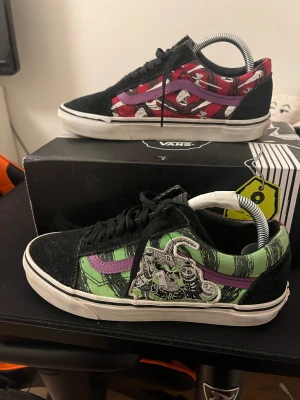 The Nightmare Before Christmas X Vans  - Använt dessa skor ett par gånger men slutade gilla de efter ett tag. De är i ett bra skick (9/10). Storlek på skorna är 39. 