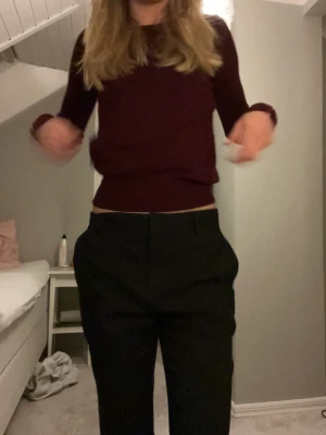 Vinröd tröja - ❌TRÖJAN ÄR INTE SÅLD❌Jätte fin vinröd tröja från zara med gulddetaljer på armarna. 