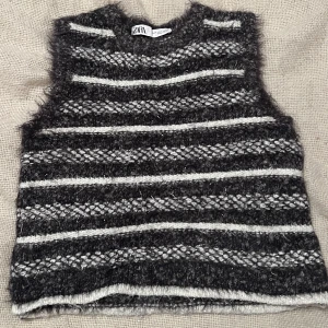 Zara topp - Unik stickad topp/väst från zara i storlek S!❣️ jag är 171 cm lång! Inga defekter & säljs inte längre 🥰 ÄLSKAR DENNA! Sticks INTE💕glitterdetaljer!