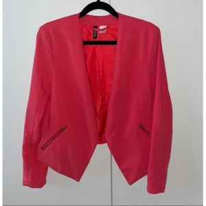 H&M - Rosa kavaj, strl 34 - Rosa kavaj från h&m i storlek 34.