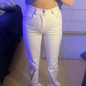 Vita jeans  - Skitsnygga vita jeans, köpte i somras men blivit lite för små för mig, Storlek 34 (Skriv privat om det önskas fler bilder)