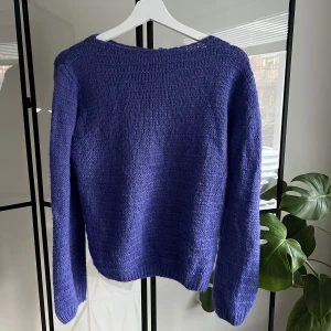 Tröja  - Blå stickad tröja i storlek 36 från Asos egna märke. Tröjan är köpt second hand men är i bra skick