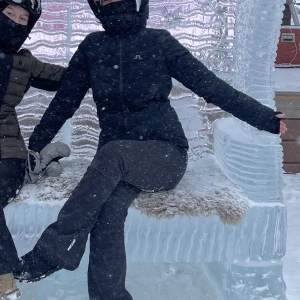 Skidjacka J.Lindeberg - - Super fin skidjacka från J.Lindeberg i marinblått  - Storlek M (sann till storlek) - Endast använd under en skidhelg och är därmed nästintill nyskick - finns snölås  - Nypris på över ca 3500 kr Frakt tillkommer 