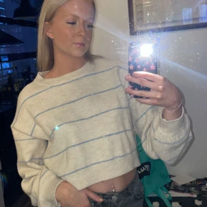 Säljer stickad tröja  - Säljer nu min stickade tröja från shein som jag köpte här på Plick innan, säljer för att den inte kommer till användning längre tyvärr, använd några gånger och fint skick!💗