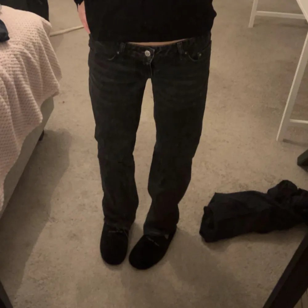 Säljer ett par ass snygga low Rise jeans från weekday som är slutsålda och jättetrendiga!!! Säljer då jag inte använder dem längre. Skriv för mer detaljer ( är 163 cm lång och har vanligtvis strl 36 i jeans ). Jeans & Byxor.