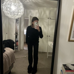 Skit snygga och sköna kostymbyxor  - Säljer ett par jätte snygga kostymbyxor som också är  supersköna!! Säljer för att jag inte längre använder dem! Skriv för fler bilder eller mer detaljer ( är 163 och har vanligtvis strl 36 i byxor )