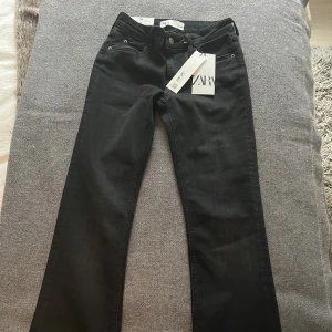 Svarta low Waist Jeans - Säljer dessa fina bootcut jeans!! Det är low waist och väldigt snygg passform, ganska små i storleken. Lappen är kvar på de därav helt helt oanvända, säljer då det är lite för små för mig!🥰🥰