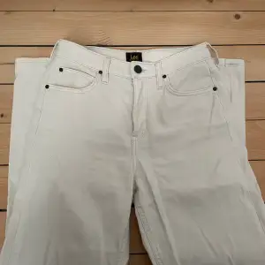 Vita jeans från märket Lee, modellen ”Carol” W26 L33. Sparsamt använda men har dock nåra små prickar längst ner på benen (se bild 3)