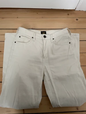 Lee jeans - Vita jeans från märket Lee, modellen ”Carol” W26 L33. Sparsamt använda men har dock nåra små prickar längst ner på benen (se bild 3)