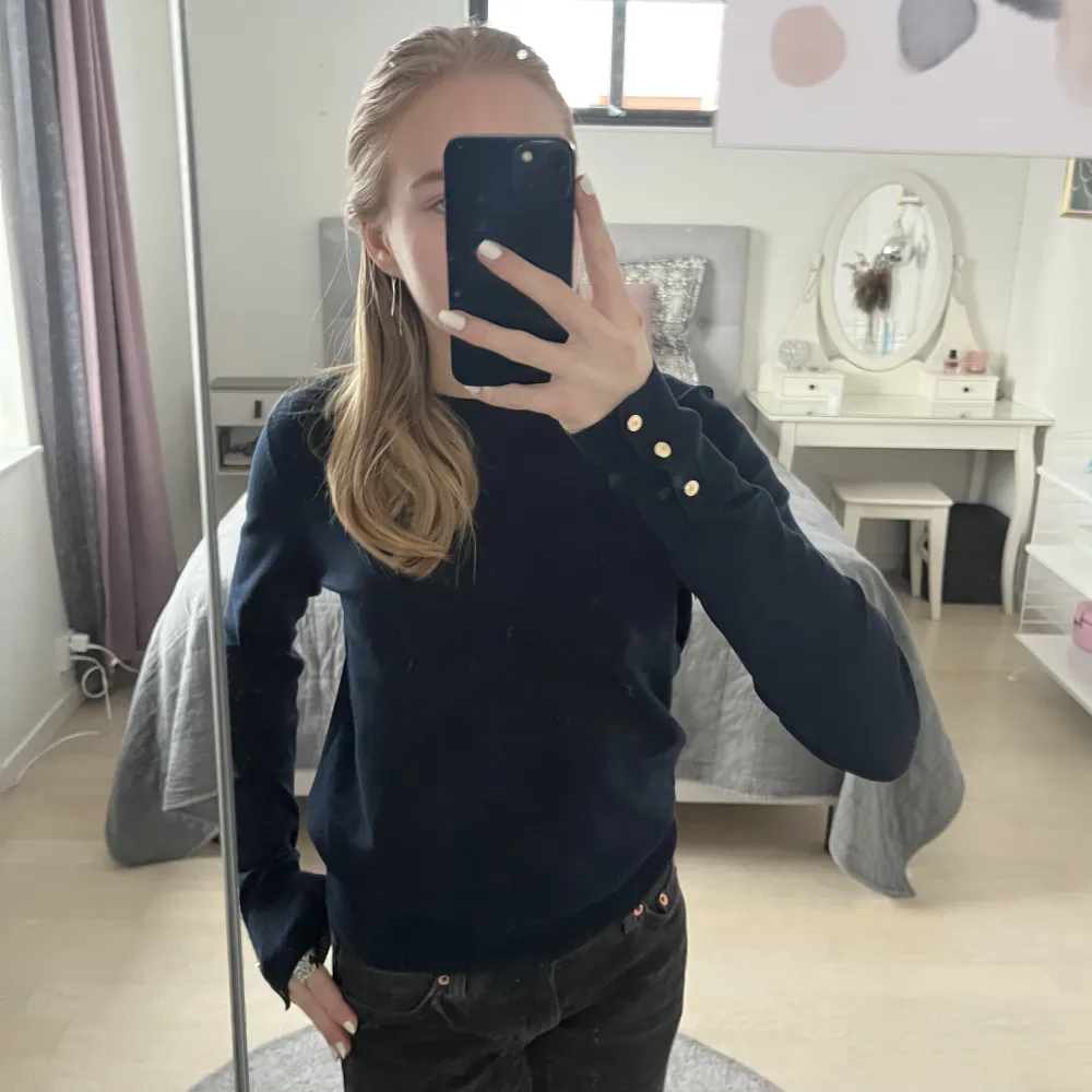 Intressekoll på min fina mörkblå tröja från Lindex, lik Zaras med knappar💕 köpte för 399 säljer för 150💕💕. Tröjor & Koftor.
