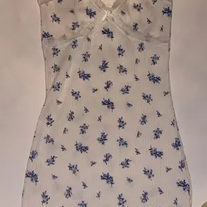 Säljer denna as fina tajta blommiga klänningen från H&M. Har haft den sedan i somras 2022. Använd sparsamt.  Skriv privat förre info❤️❤️