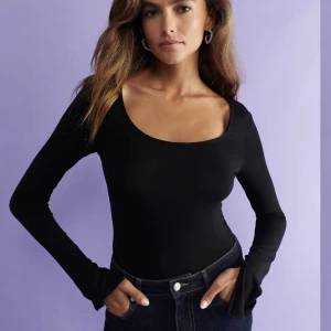 Jersey topp - Säljer denna toppen från ginatricot som endast är använd 2 gånger då jag har två likadana. Super fin och går även att vända på dne och ha den bakåt fram. Köparen står för frakt!🙌🏼