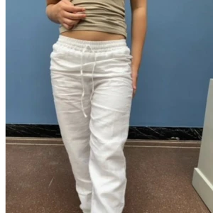 Linnebyxor 💕💕 - säljer dessa superfina linnebyxor i jättebra skick från design by si då dom blivit försmå. Storlek S men passar även XS och är i längden extra lång och passar på mig som är runt 170💗💗 Köpta för runt 600kr och säljer för 400 +frakt eller högsta bud!