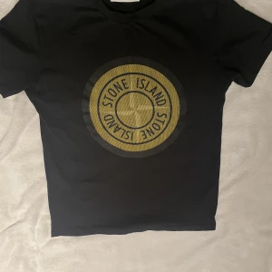 Stone island T-shirt - Säljer denna Stone island t-shirt som är nästan helt oanvänd o är i utmärkt skick.
