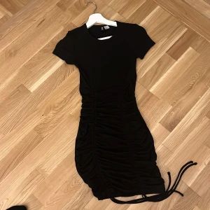 Klänning - Ribbad klänning i ny skick 