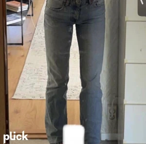 Fina zara jeans💕 - Säljer dessa populära zara jeans som inte finns och köpa längre! Säljer dom då dom var för små. Endast använda när jag provat och köpte dom på Plick!💕