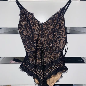 Bodysuit - Säljer denna fina body från boohoo! Den har ett mjukt tyg under spetstyget så man inte ser igenom. Enbart testad🤍