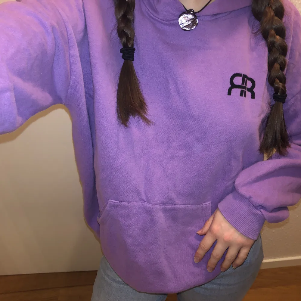 Lila hoodie köpt från River Island nypris 300kr💜🫶🏻klippt bort lappen men passar xs-m beroende hur man vill att den sitter, jag har vanligtvis s🫶🏻första bilden visar den verkliga färgen!. Hoodies.