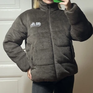 Tjock jacka - Från Urban outfitters. Varm och skön :) Jag är en XS/170! 