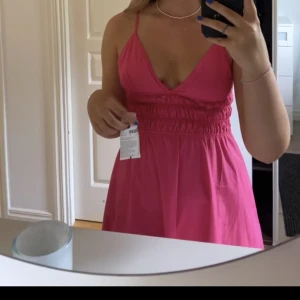 Rosa zara långklänning  - Säljer denna rosa långklänning från Zara i storlek m. Den är använd endast fåtal gånger och är i mycket bra skick, om du har övriga frågor eller vill ha fler bilder är det bara att hmu! Jag är 165 för referens. Skriv vid intresse! 
